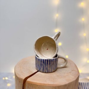 PROUŽKY TMAVĚ MODRÉ MODELOVANÝ HRNEK 75ml