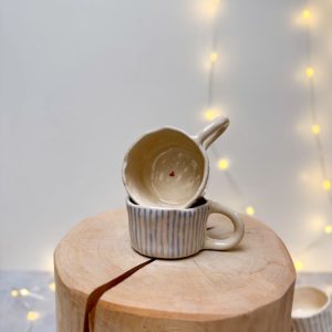 PROUŽKY SVĚTLE MODRÉ MODELOVANÝ HRNEK 75ml