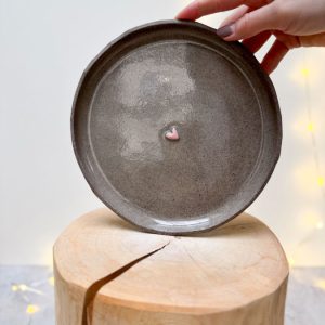 SRDÍČKOVÝ DEZERTNÍ TALÍŘ ŠEDÝ