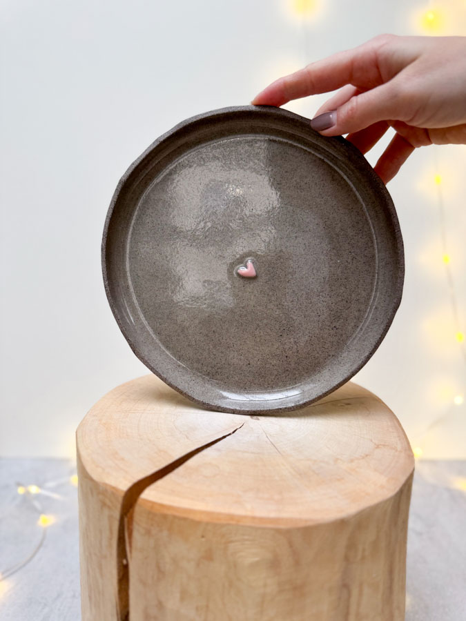 SRDÍČKOVÝ DEZERTNÍ TALÍŘ ŠEDÝ